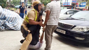 Clip: Kháng cự, đạp vào mặt cảnh sát giao thông giữa phố