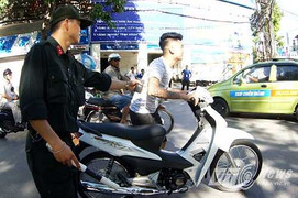 CSGT Hà Nội 'truy quét' lái xe đầu trọc, xăm trổ ngổ ngáo lạng lách trên phố