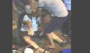 Clip du khách Mỹ say thuốc lào ở Hà Nội 'sốt' trên mạng