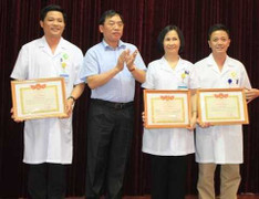 Khen thưởng đột xuất 18 y bác sỹ Bệnh viện Phụ sản Hà Nội