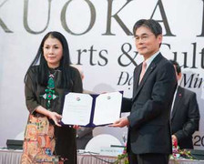NTK Minh Hạnh nhận giải thưởng văn hóa nghệ thuật Fukuoka Prize 2015