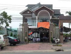 Chui vào cốp ô tô chơi, 2 cháu bé tử vong