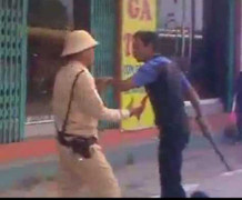 Lao xe vào tổ công tác, cướp gậy đánh CSGT bị thương