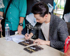 Fan đội nắng, xếp hàng chờ gặp Isaac