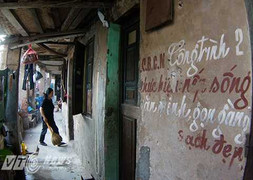 Nơm nớp 'sống trong sợ hãi' ở khu nhà sắp sập giữa Thủ đô