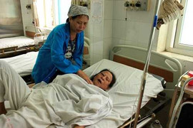 Người phụ nữ bị máy xúc chèn qua người đang nguy kịch