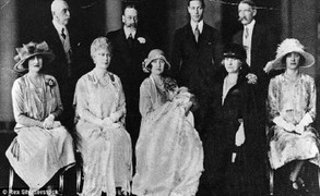 Hình ảnh lịch sử 100 năm nghi lễ rửa tội của Hoàng gia Anh