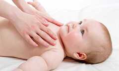 7 lợi ích không ngờ của việc mát-xa cho em bé