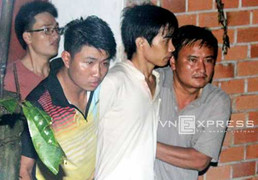 Video: Khám xét nhà nghi can thảm sát 6 người ở Bình Phước