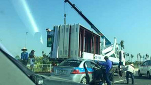 Taxi đâm đuôi xe tải, tài xế mắc kẹt bên trong