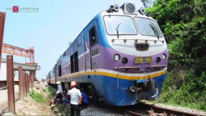 Clip: Tàu chở 500 khách từ Nam ra Bắc trật bánh vì hòn đá trên đường ray