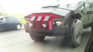 Xe quân sự hầm hố xuất hiện trên đường phố Nga