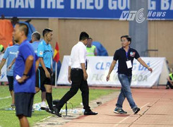 Trưởng đoàn HAGL bị đuổi lên khán đài