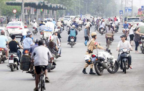 Vi phạm giao thông, đạp cảnh sát, bỏ lại bạn gái để chạy trốn