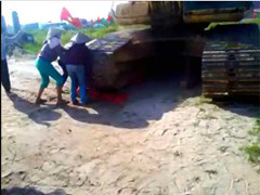 Clip máy xúc chèn qua người dân ở Hải Dương: Người quay clip lên tiếng