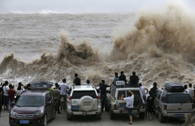 Clip: Cận cảnh siêu bão Chan-hom càn quét Trung Quốc