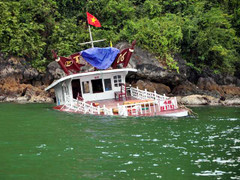 Tàu du lịch trên vịnh Hạ Long bị chìm trong đêm