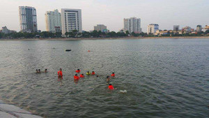 Hồ 'tử thần' ở Hà Nội vẫn hút người đến tắm