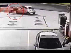 Clip: Khách hàng nhanh trí bắt cướp ngoạn mục ở trạm xăng