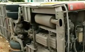 Clip: Xe khách lật, 6 người bị thương ở Bình Thuận