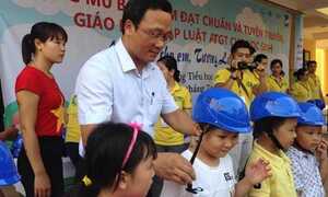 Sinh viên tặng hàng trăm mũ bảo hiểm cho học sinh tiểu học