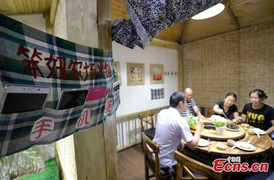 Kỳ quặc nhà hàng cấm khách dùng điện thoại di động