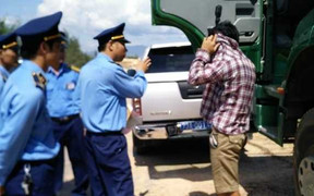 Bị CSGT dừng xe kiểm tra, tài xế đóng chặt cửa cố thủ