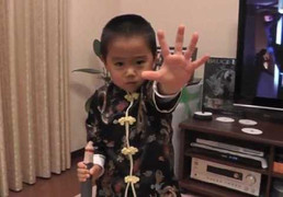 Thần đồng võ thuật 5 tuổi múa võ như Lý Tiểu Long