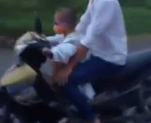 Rùng mình bé trai 5 tuổi phóng xe máy vù vù trên quốc lộ