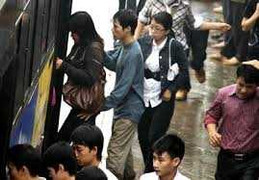 Nhức nhối 'xe rùa' đón xe khách dọc đường