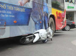 Va chạm xe máy của thanh niên trẻ, tài xế xe bus bị đánh túi bụi