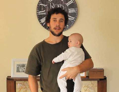 Video bố Mỹ hướng dẫn cách bế con yêu dễ dàng