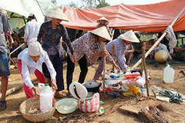 Dân kéo nhau lên đồi dựng trại phản đối xây dựng bãi rác