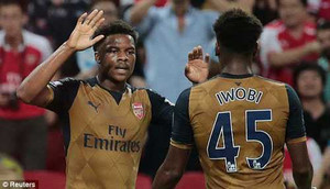 Arsenal đè bẹp dàn sao Singapore