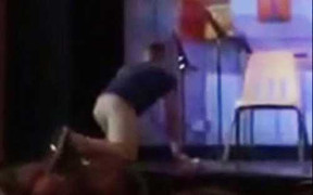 'Con nghiện điện thoại' bò lên sân khấu để sạc pin