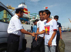 Hải quân đưa 11 ngư dân gặp nạn ở Trường Sa vào bờ