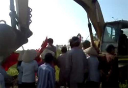 Vụ ‘máy xúc chèn qua người dân': Xuất hiện văn bản lạ