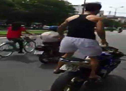 Truy tìm thanh niên đầu trần 'làm xiếc' trên xe phân khối lớn