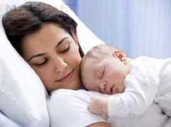 Mùa hè, chăm sóc bé mới sinh thế nào?