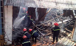 Hà Nội: Cháy lớn bao trùm khu nhà xưởng 1.000 mét vuông