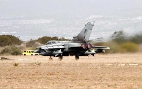 Chiến đấu cơ Anh làm rơi 2 tên lửa xuống căn cứ quân sự