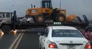 Video: Thót tim cảnh xe container liều lĩnh quay đầu trên cầu Thăng Long