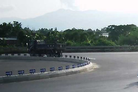 Xe tải ném hoá chất lạ xuống Quốc lộ 1A bị camera ghi hình