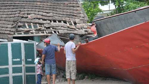 Ô tô mất lái bay qua vỉa hè đâm sập nhà dân