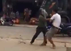 Tạm đình chỉ công tác công an cầm dao xô xát với tài xế xe tải