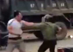 Clip: Công an cầm dao ẩu đả với tài xế xe tải