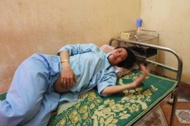 Hàng trăm người kéo lên UBND huyện vì thai phụ bị đánh