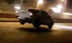 Gờ giảm tốc quá cao, hàng loạt ôtô bật tung lên giữa đường như phim