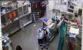 Cười vỡ bụng màn chơi khăm đồng nghiệp bất thành của bác sỹ