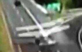 Clip: Máy bay hạ cánh khẩn cấp xuống đường cao tốc